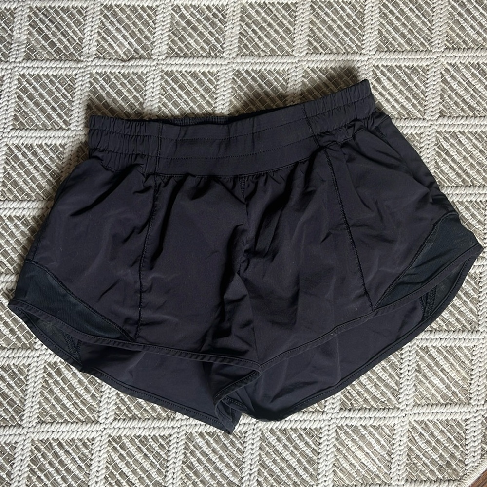 Lululemon hotty hot size 4, 2.5” inseam, black